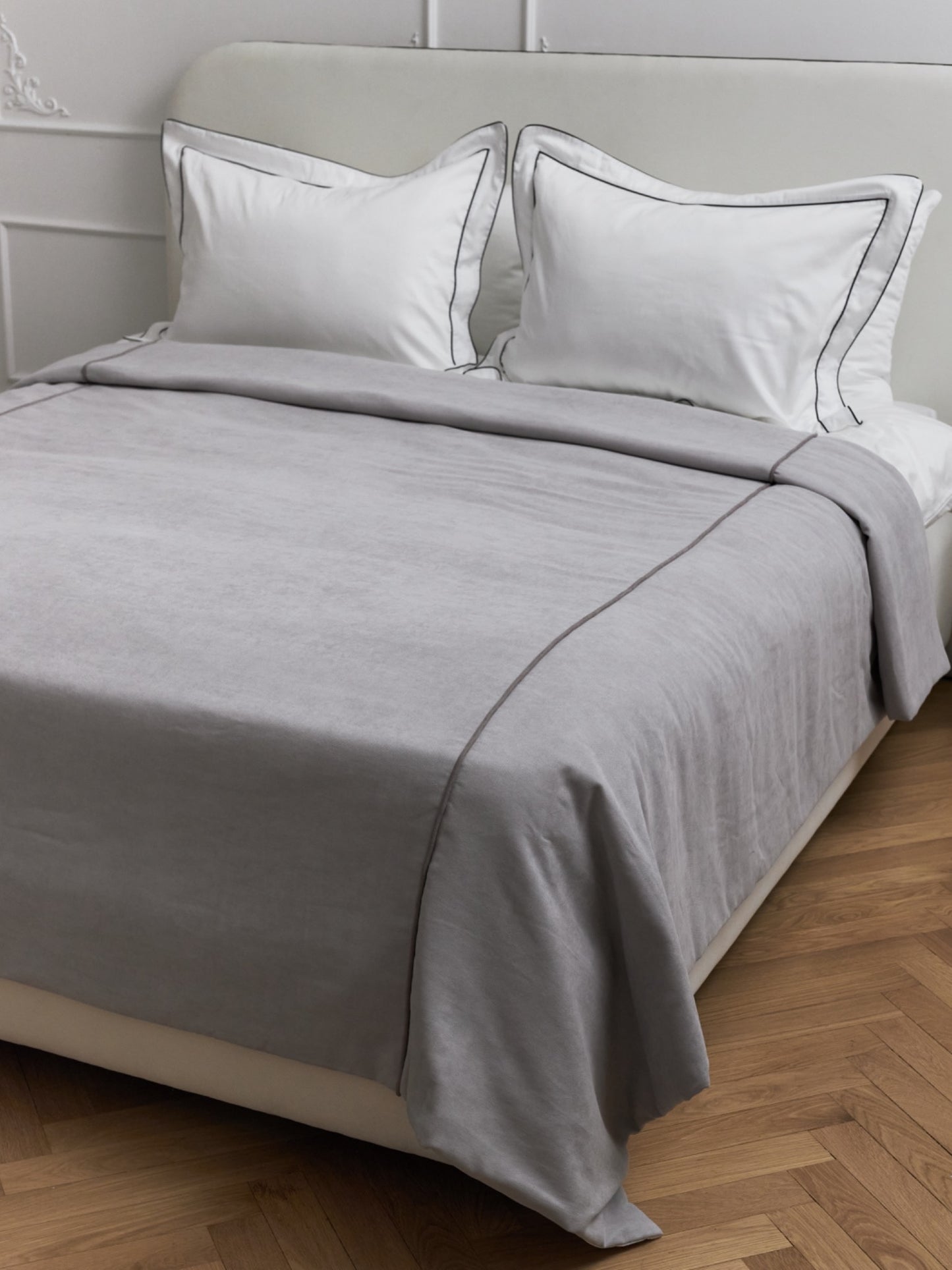 Midnight trim Bed set
