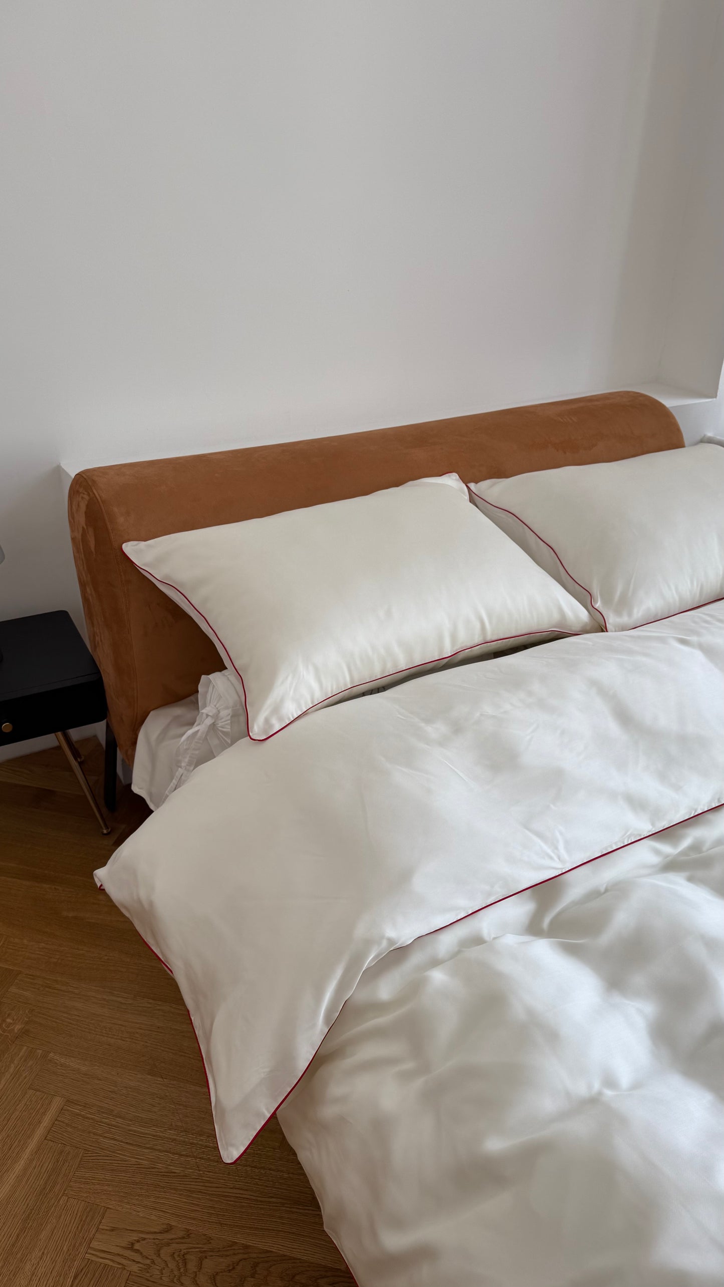 Tencel bed set with colored pipe